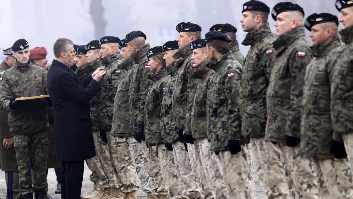 Wojsko cały czas szuka rozwiązań, które zwiększyłyby bezpieczeństwo i możliwości bojowe polskich żołnierzy - powiedział w Międzyrzeczu (Lubuskie) podczas powitania żołnierzy IX zmiany PKW w Afganistanie minister obrony narodowej Tomasz Siemoniak.