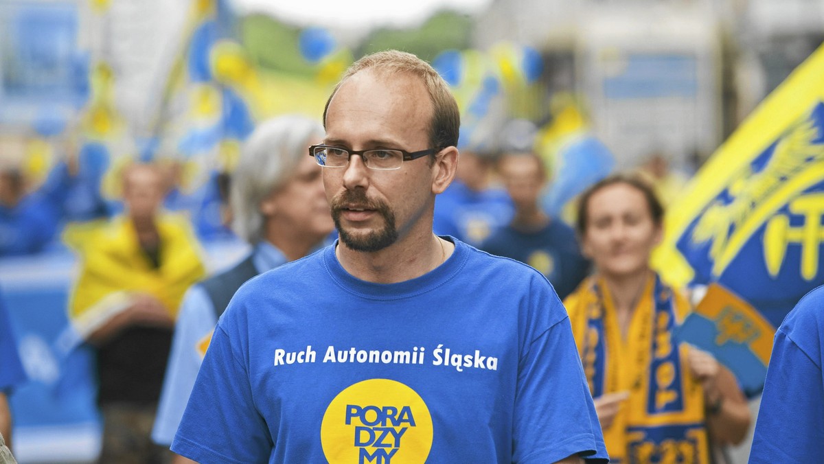 W ferworze trwającej kampanii parlamentarnej, Ślązacy zdążyli usłyszeć ze strony premier Ewy Kopacz, że są "bardzo dumnym narodem". Beata Szydło szykowana na stanowisko premiera, zwróciła się do nich z kolei, mówiąc o "konkretnym narodzie". Jerzy Gorzelik, lider RAŚ, przyznaje w rozmowie z Onetem, że te deklaracje go rozbawiły. I stawia liderom partii politycznych warunek, który być może zapewni im poparcie – jakże strategicznego na wyborczej mapie – Śląska.