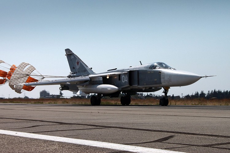 Rosyjski bombowiec <b>SU-24 M</b> startujący z bazy lotniczej w Chejmim, w pobliżu portowego miast Latakia. <br><br>fot. EPA/RUSSIAN DEFENCE MINISTRY PRESS SERVICE/HANDOUT Dostawca: PAP/EPA.