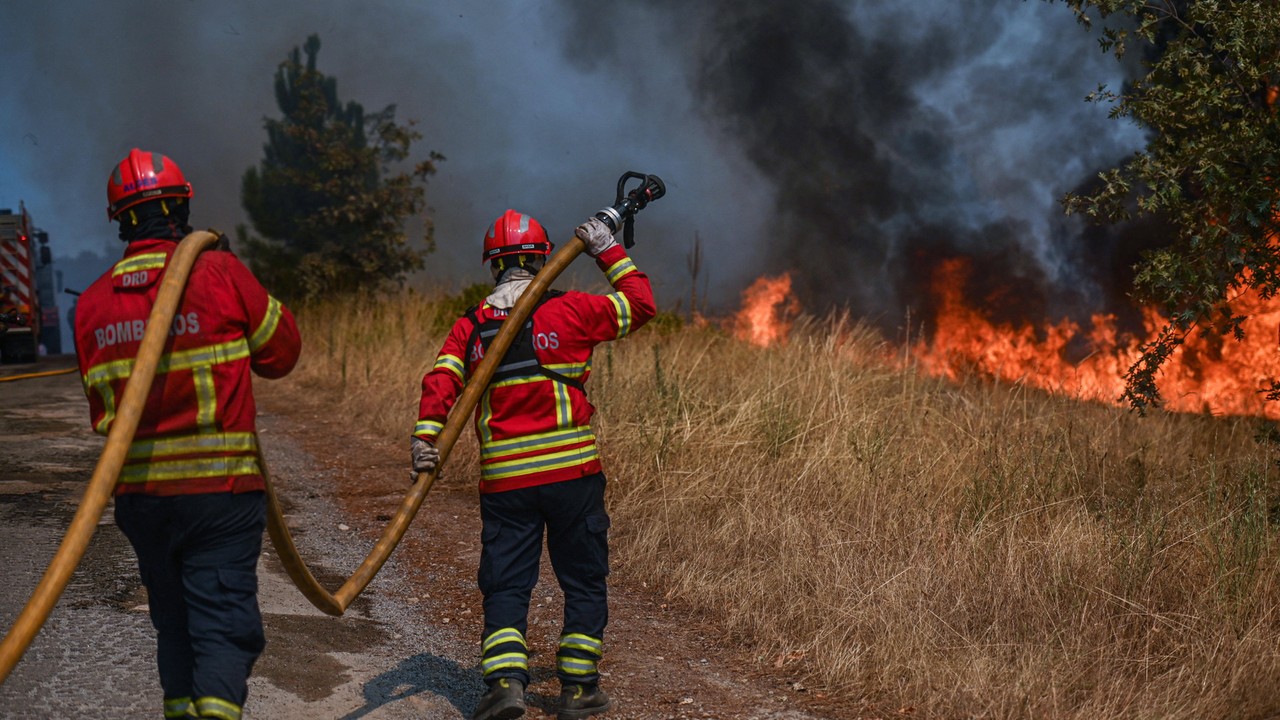 Żar leje się z nieba w Portugalii. Strażacy walczą z pożarami