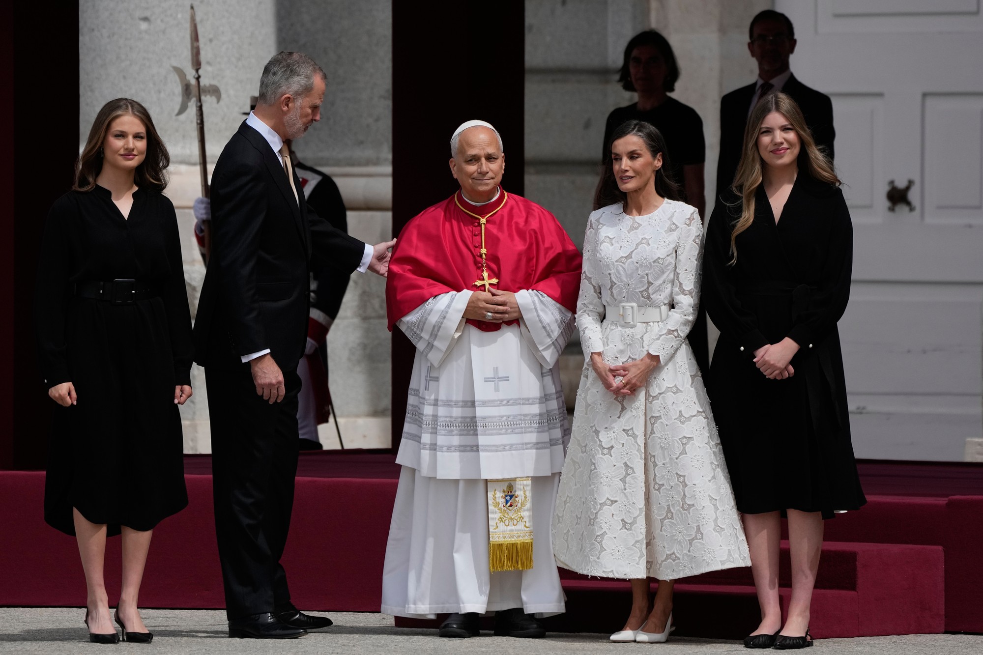 Španielsky kráľ Filip VI. (druhý vľavo), španielska kráľovná Letizia (druhá vpravo), španielske princezné Leonor (vľavo) a Sofia vítajú pápeža Leva XIV.
