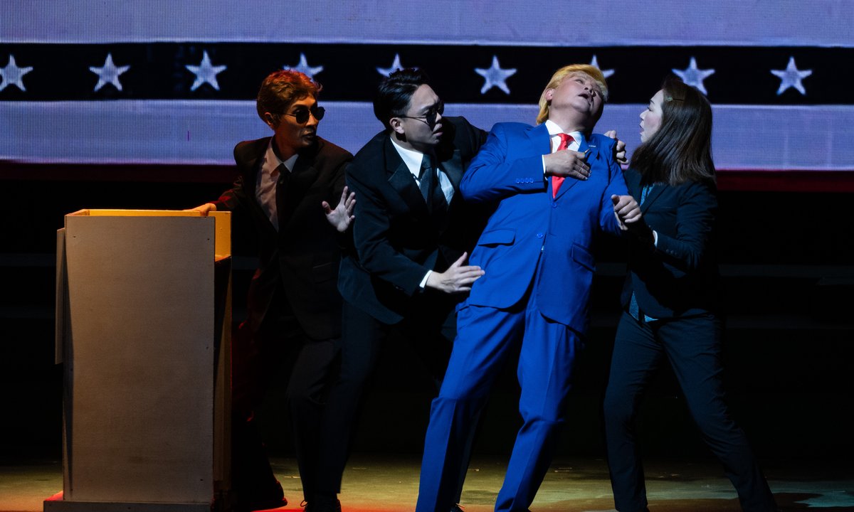 Zaginiony bliźniak i kosmici. Spektakl o Trumpie hitem w Hongkongu