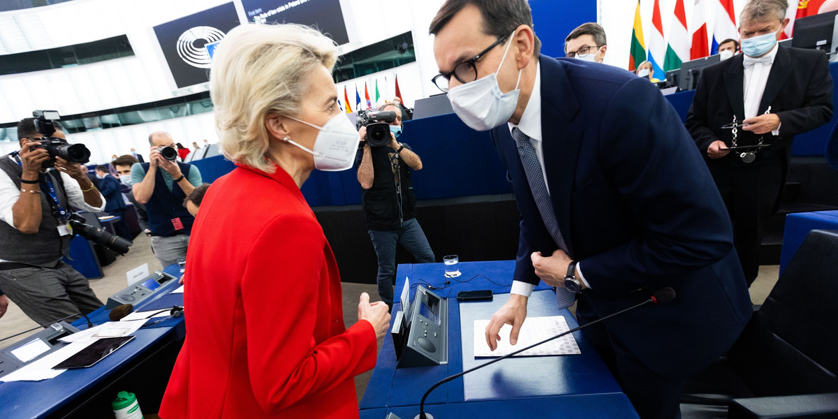 Mateusz Morawiecki i Ursula von der Leyen przed debatą w PE.