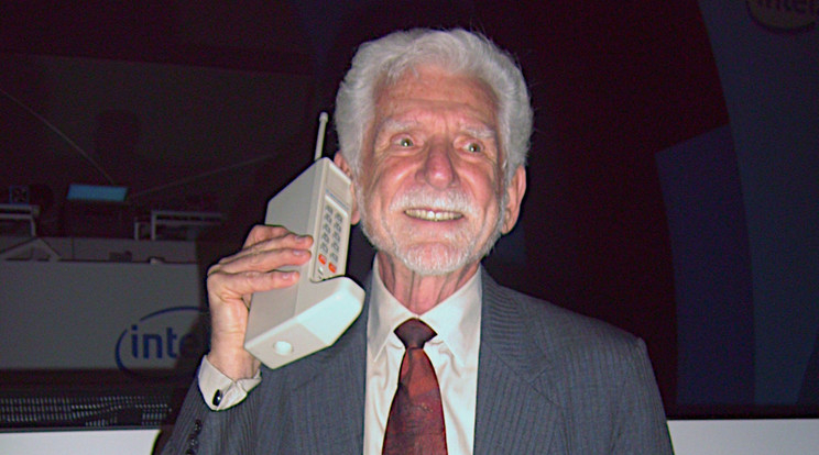 Martin Cooper, a mobiltelefon atyja, kezében a Motorola DynaTAC 8000X készülék, amellyel megváltoztatta a világot. Amikor az első mobiltelefon elérhetővé vált a nagyközönség számára, mai áron mintegy 4,2 millió forintot kellett fizetniük érte. De volt akinek így is megérte. A többit már tudjuk. / Fotó: Rico Shen / Wikipedia