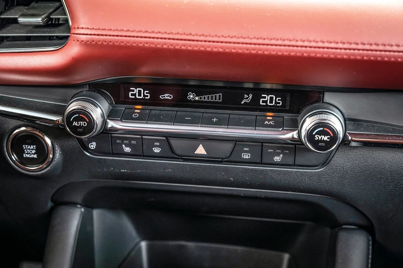 Mazda 3 i jej ergonomiczna rewelacja: niebieski i czerwony dla zimna i ciepła, przełącznik dmuchawy, przyciski do recyrkulacji.