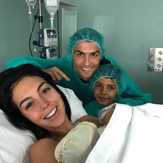 Cristiano Ronaldo i Georgina Rodriguez z córką Alaną Martiną oraz najstarszym synem piłkarza (listopad 2017)