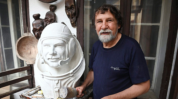 Kristóf Lajos szobrászművész a Farkas Bertalanról, az első magyar űrhajósról készülő szobrának gipszmintájával 2020. augusztus 14-én / Fotó: MTI/Koszticsák Szilárd