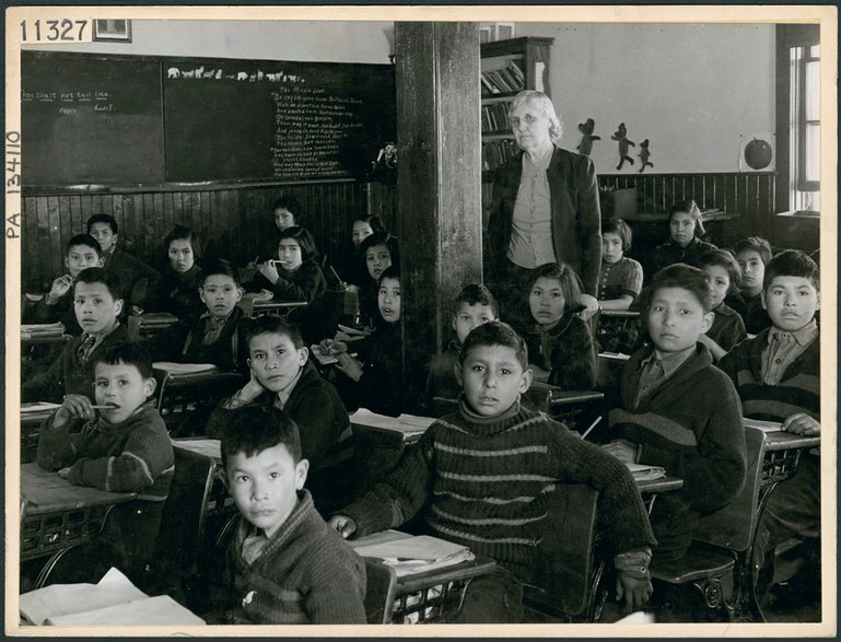 Dzieci Kri z nauczycielką w szkole z internatem w All Saints Indian Residential School, Lac La Ronge, Saskatchewan, March 1945 