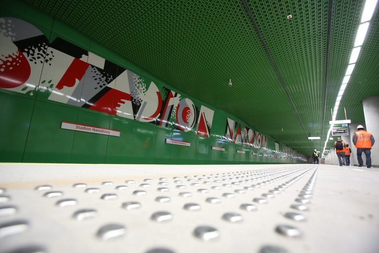 Stacja II linii metra Stadion Narodowy, podczas prezentacji mediom stanu infrastruktury metra, 25 bm. w Warszawie. Przedstawiciele mediów zostali zaproszeni w związku z pojawiającymi się nieścisłymi informacjami na temat przecieków w tunelach.<br><br> (zuz) PAP/Leszek Szymański