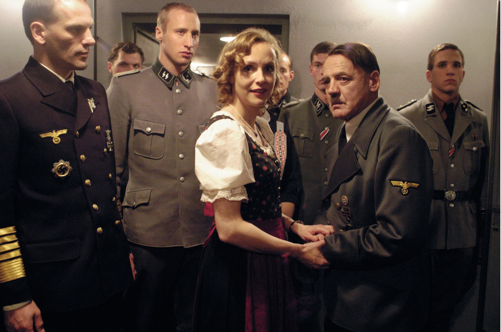 Herec Bruno Ganz ako Adolf Hitler a Juliane Kohler ako Eva Braun vo filme Downfall.