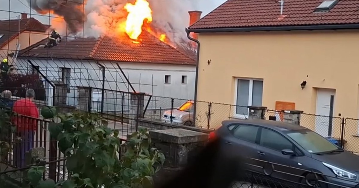Elektromos hiba miatt pillanatok alatt lángba borult egy pécsi lakóház – sokkoló videó