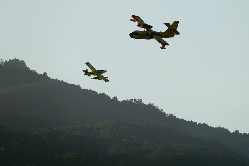 Požar blizu kuća u opštini Alkabideša kod Lisabona, Portugal, 25. jula