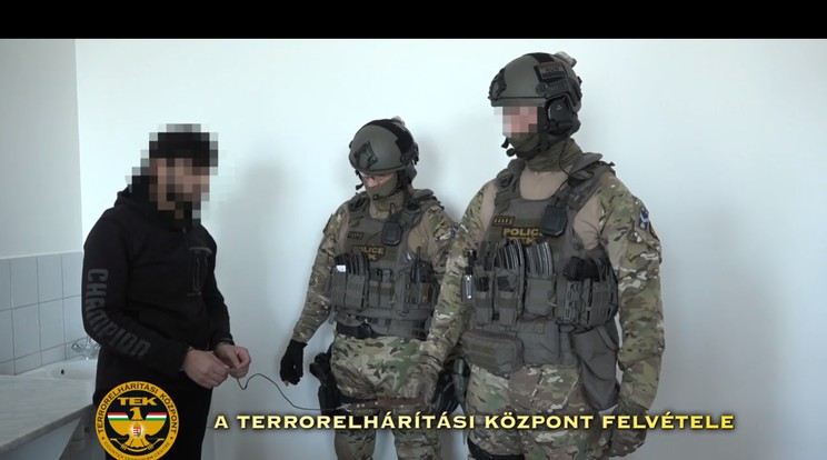 A szír férfit először embercsempészet miatt emelték ki a Liszt Ferenc repülőtéren, későbbi derült ki, hogy az ISIS katonájaként ölt