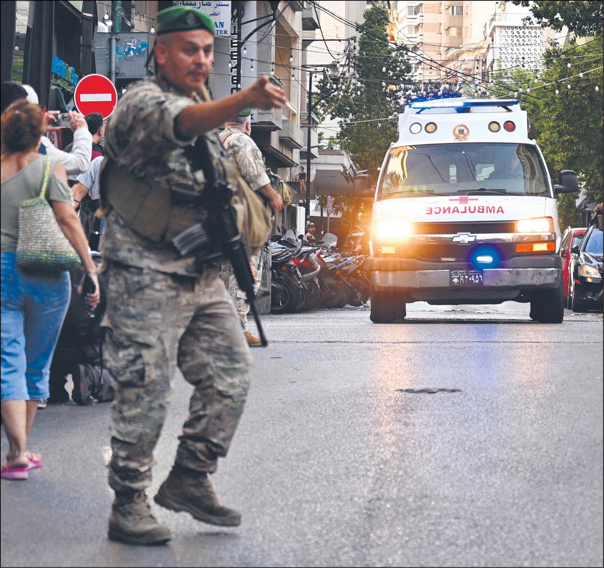 Karetka z rannym bojownikiem Hezbollahu w Bejrucie