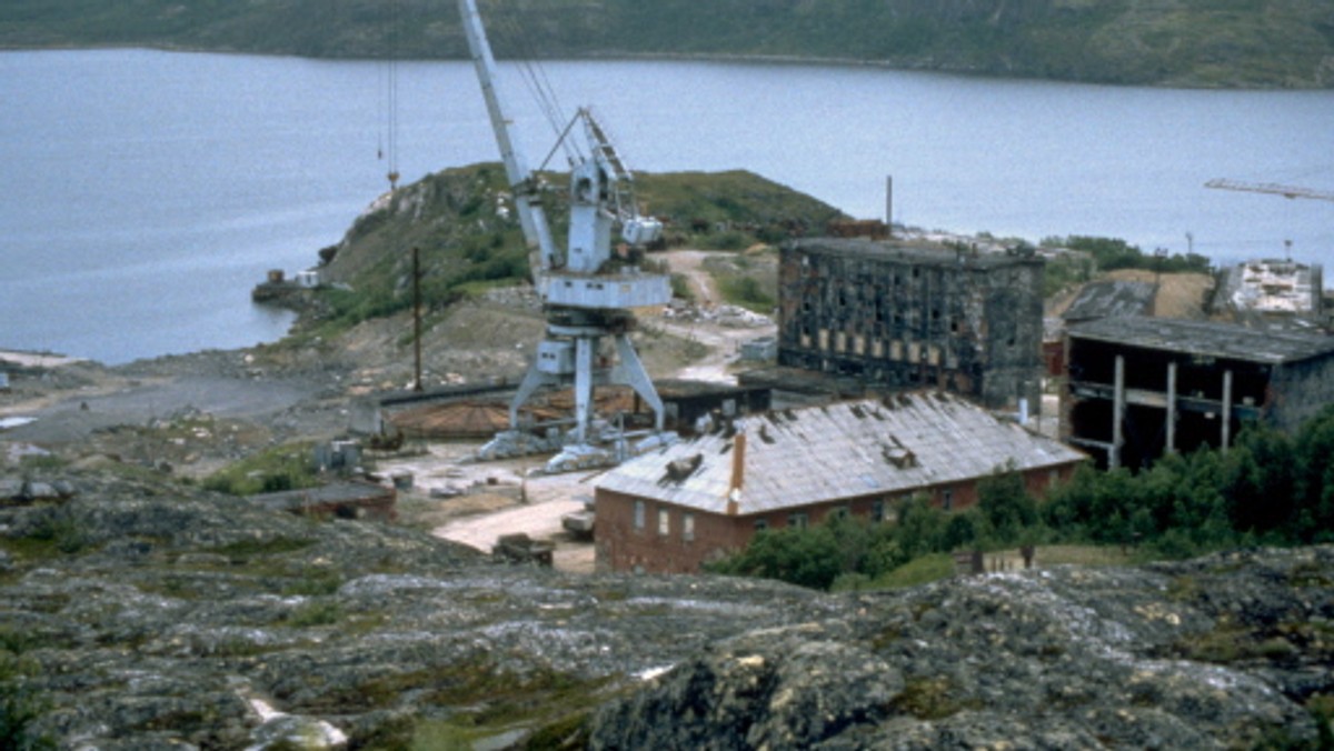 W ciągu kilkudziesięciu lat światowe mocarstwa nuklearne zamieniły morza i oceany w gigantyczne cmentarzysko odpadów atomowych. Niedawno Rosjanie przyznali, że w najbliższej przyszłości należy liczyć się z wyciekiem substancji radioaktywnych i skażeniem środowiska wodnego na ogromnym obszarze. Rządy zachodnie bagatelizują skalę zagrożenia, ale eksperci są zgodni: atomowy złom spoczywający na dnie Morza Arktycznego i Atlantyku jest tykającą bombą zegarową, wymagającą natychmiastowego rozbrojenia.