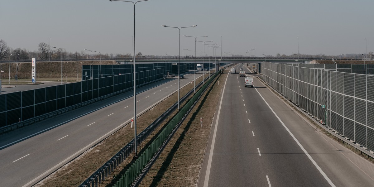 Prawie pusta autostrada A2 w marcu 2020 roku, w czasie pierwszej fali pandemii koronawirusa