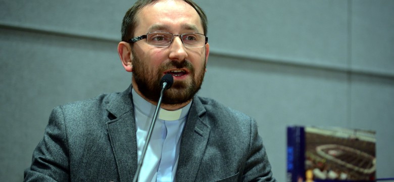 Ksiądz z ministrantami palił książki przed kościołem. Teraz wydał oświadczenie i przeprasza