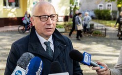 42 osoby na mszy w parafii Brudzińskiego. "Pomimo bólu kapłańskiego serca"