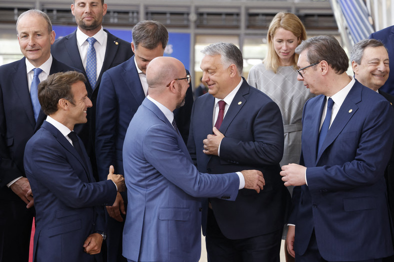 Na pierwszym planie: Prezydent Francji Emmanuel Macron (drugi po lewej), przewodniczący Rady Europejskiej Charles Michel (po lewej), premier Węgier Viktor Orban (po prawej), prezydent Serbii Aleksandar Vucić (drugi po prawej) na spotkaniu przywódców UE i Bałkanów Zachodnich w Brukseli, 2022 r.