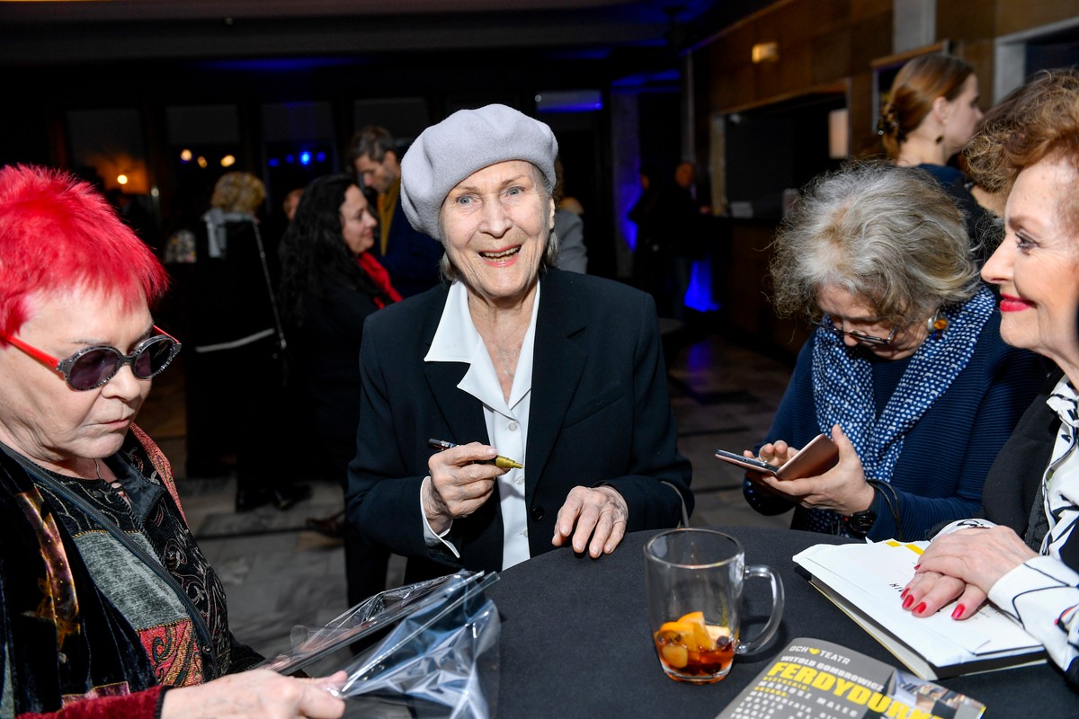Irena Santor pojawiła się na koncercie zespołu Lady Pank. Nagranie jak szaleje pod sceną do piosenki "Mniej niż zero" zrobiło furorę