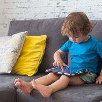 Nyári digitális függőség: így választhatja le gyermekét az okoseszközökről a szünidőben