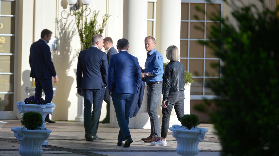  Przewodniczący Platformy Obywatelskiej RP Donald Tusk po przyjeździe do Hotelu Windsor w Jachrance