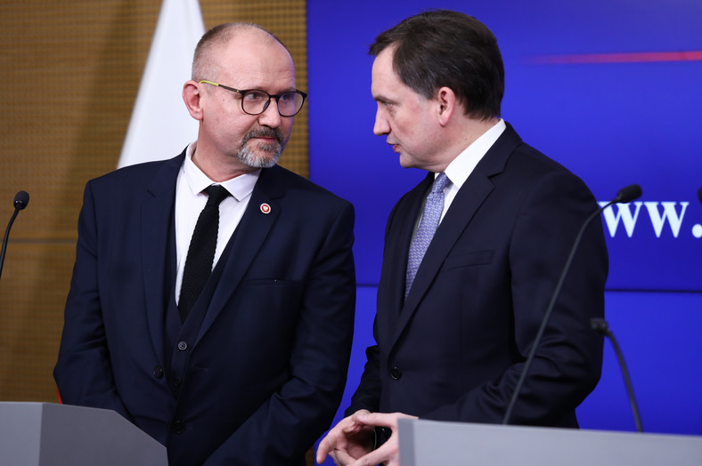 Zbigniew Ziobro (z prawej) i Dariusz Barski (z lewej) podczas konferencji prasowej (24.02.2023)