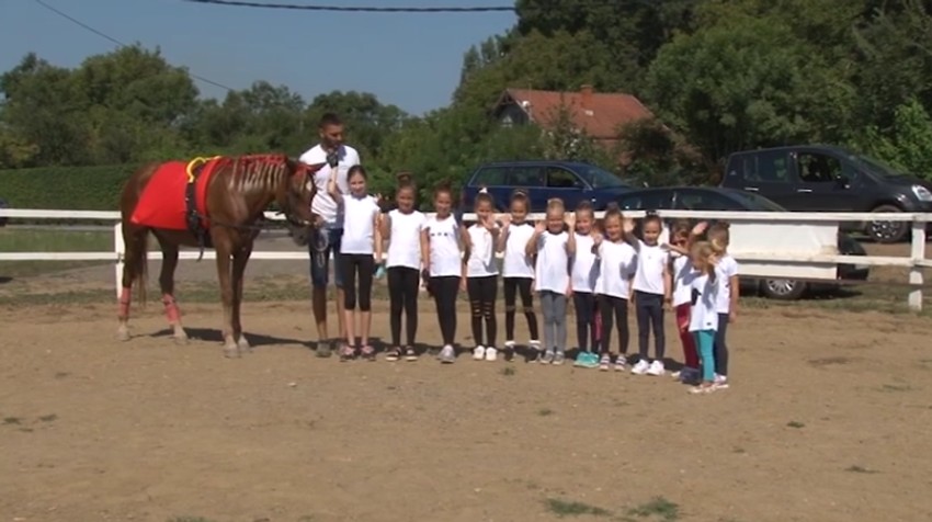 U ovoj školi jahanja trenutno treniraju samo devičice koje se, prema rečima instruktora, ne plaše pada