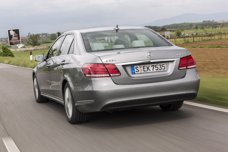 Porównanie: Mercedes E 220 BlueTec kontra Skoda Superb 2.0 TDI