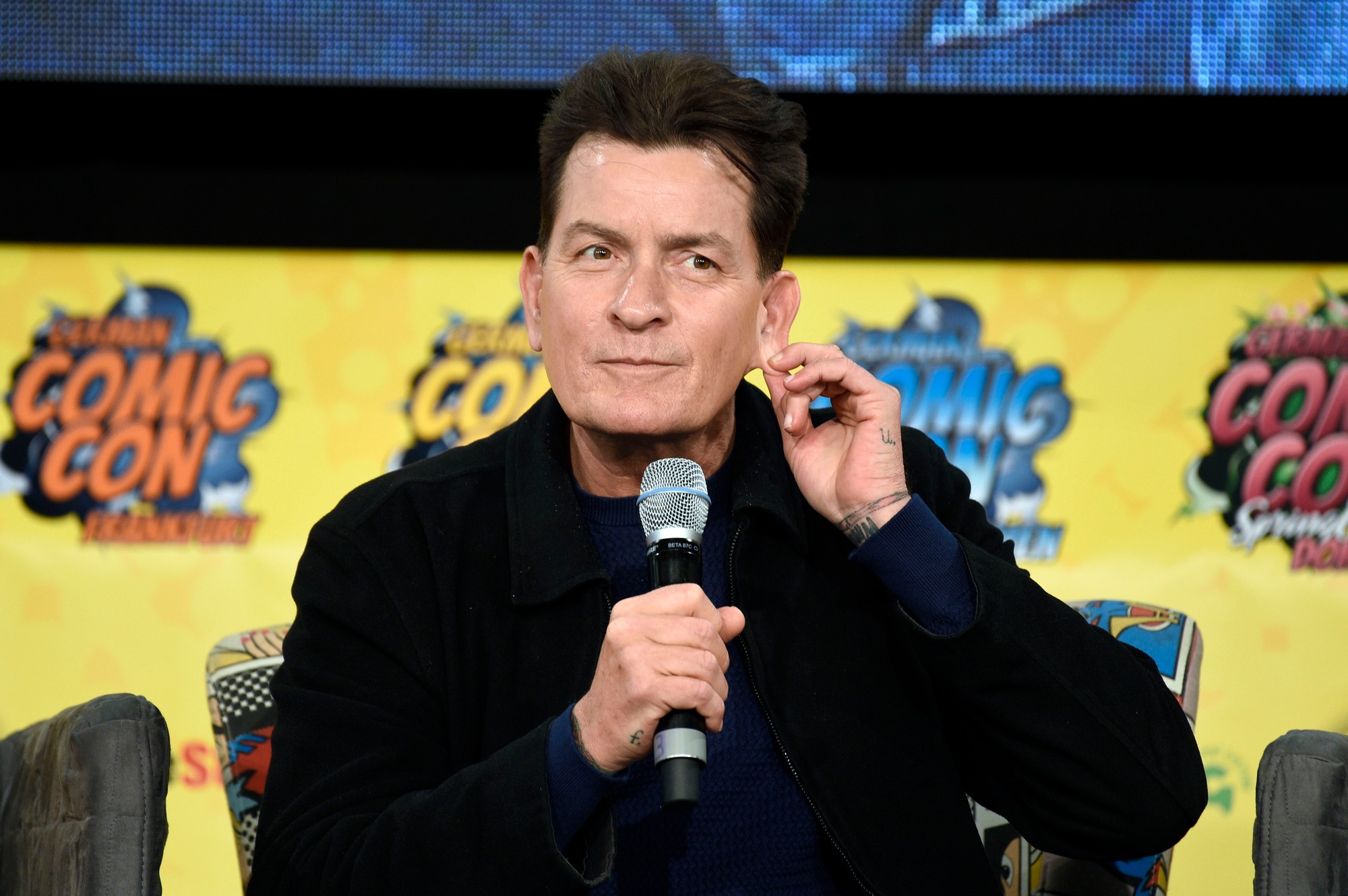 Charlie Sheen spomína na svoju temnú minulosť.
