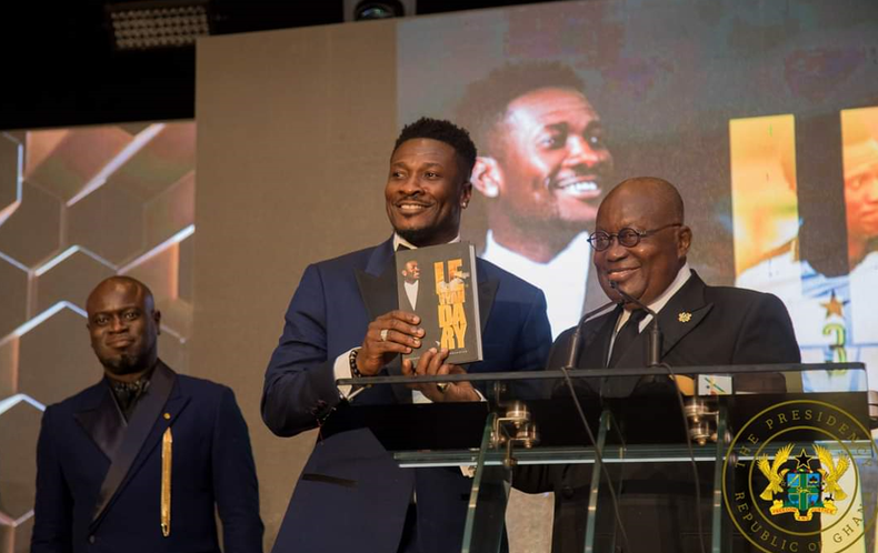     Asamoah Gyan avec le président Akufo-Addo lors de l'inauguration de son livre 