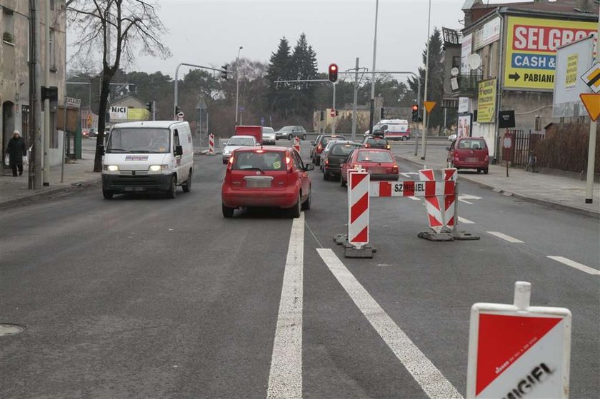 Rozgrzebali ulicę i poszli