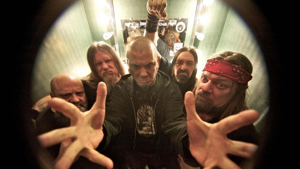 16 lipca Phil Anselmo zrealizował swój pierwszy solowy krążek, "Walk Through Exits Only". Mimo to muzyk już zdążył ogłosić plany związane ze swoją formacją Down.
