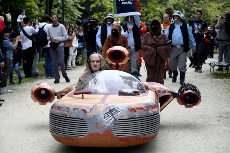 Dzień 'Gwiezdnych wojen' – parada fanów sagi w Mediolanie