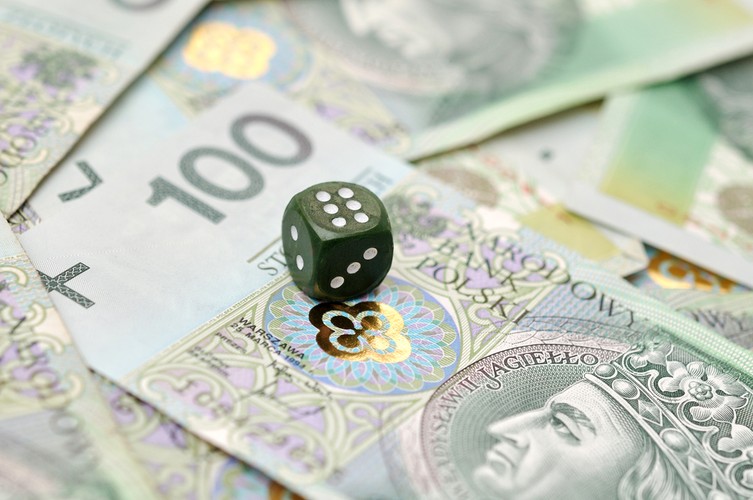 Niektórzy traderzy myślą, że mają nosa, ale to nieprawda. Zanim przeprowadzisz transakcję, spytaj sam siebie, czy opierasz ją na logice. Nie musisz zawsze mieć racji, ale zawsze musisz myśleć o ryzyku i zwrocie przy każdej transakcji, jaką przeprowadzisz.  Bez tego ryzykujesz, że zmieni się ona w losową grę z twoim kontem na forexie. I to jest właśnie definicja hazardu.