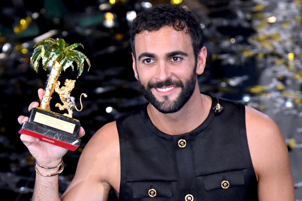 epa10462411 Italian singer Marco Mengoni poses with the prize after winning the Sanremo Italian Song Festival, in Sanremo, Italy, 11 February 2023. The 73rd Festival Della Canzone Italiana music festival runs from 07 to 11 February 2023. EPA/ETTORE FERRARI Dostawca: PAP/EPA.