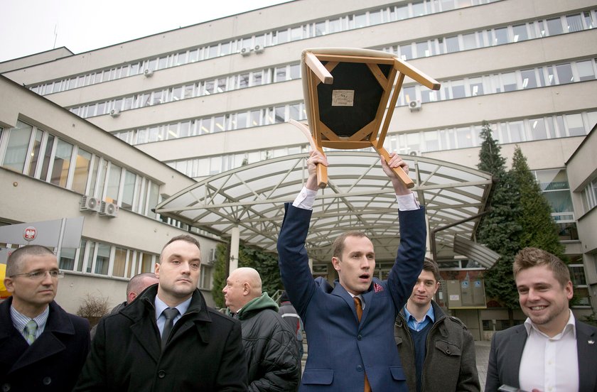 Zamachnął się krzesłem na prezydenta Komorowskiego. Co zdecydował sąd?