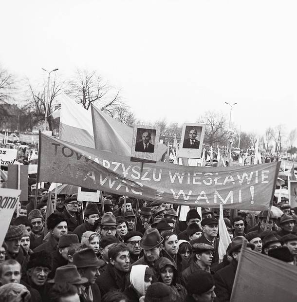 Demonstracja poparcia dla Władysława Gomułki w 1968 r. (na transparencie napisano: Towarzyszu Wiesławie, Pafawag z Wami!)