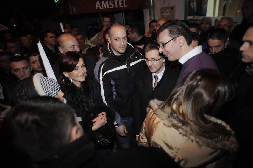 Aleksandar Vučić sa građanima ispred opštinskog štaba na Voždovcu