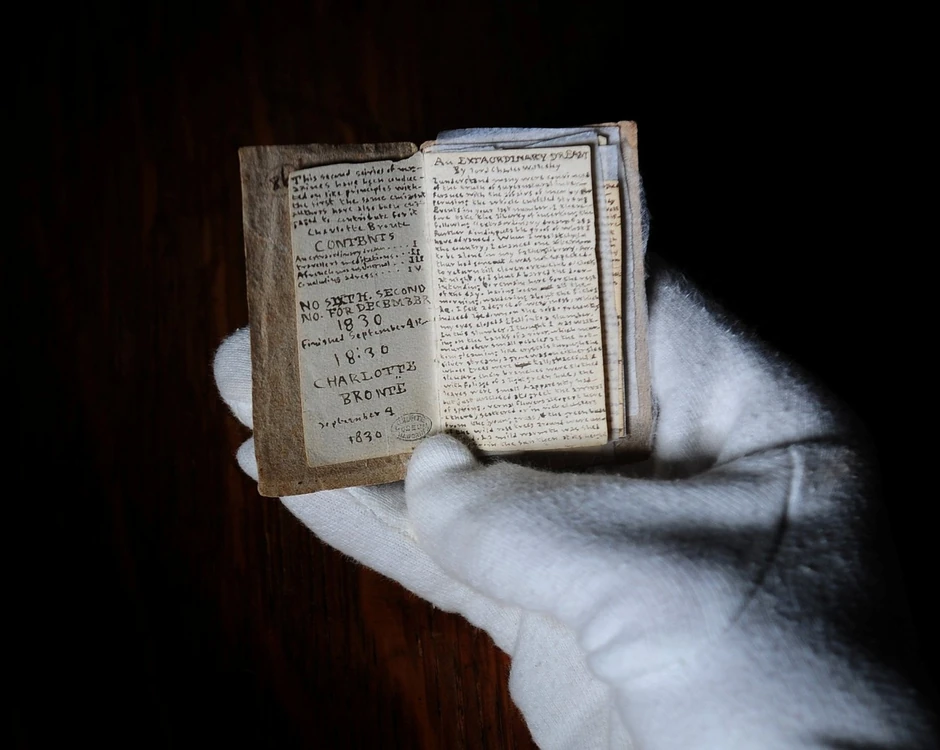 Minijaturna knjiga Šarlote Bronte
