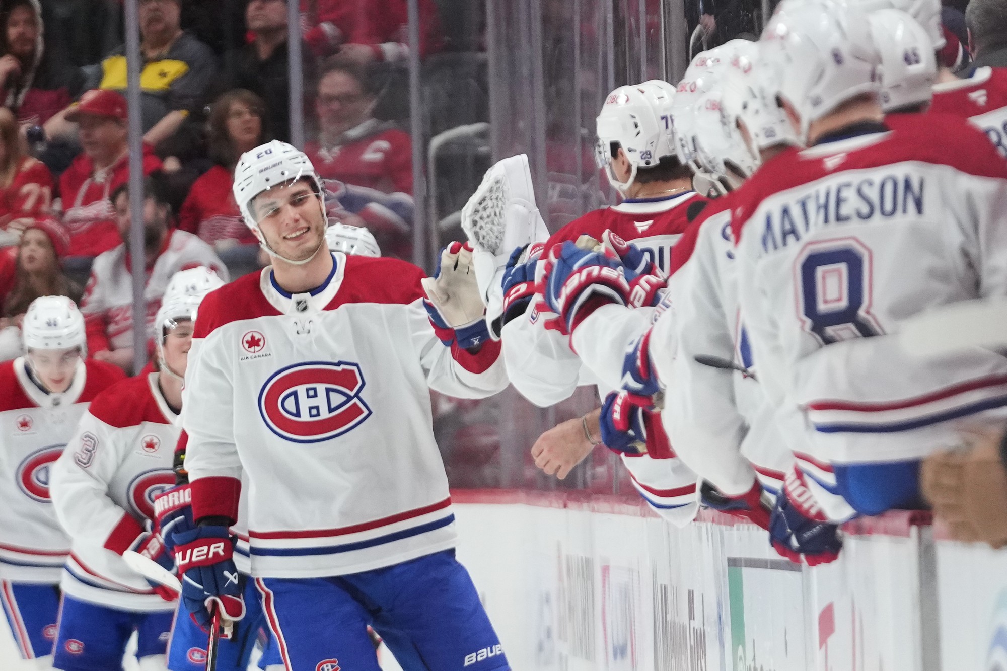 Juraj Slafkovský (Montreal Canadiens) sa raduje z gólu. 