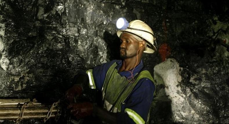 Mine workers is seend underground in Modderfontein east mine, outside Johannesburg, February 3, 2009.  South Africa's junior miner Aflease Gold said on Tuesday it aims to produce 500,000 ounces of the precious metal per year in five years based on the company's current assets.  REUTERS/Siphiwe Sibeko (SOUTH AFRICA) - RTXB70C