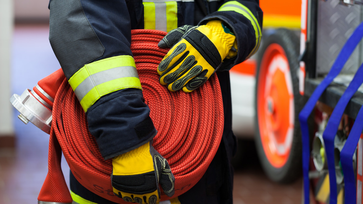 Do wypadku doszło w dolnośląskim Jurgowie. Wóz strażacki przewrócił się, gdy strażacy jechali do pożaru. Policja poszukuje kierowcy pojazdu, który zbiegł z miejsca wypadku – informuje platforma Kontakt 24.
