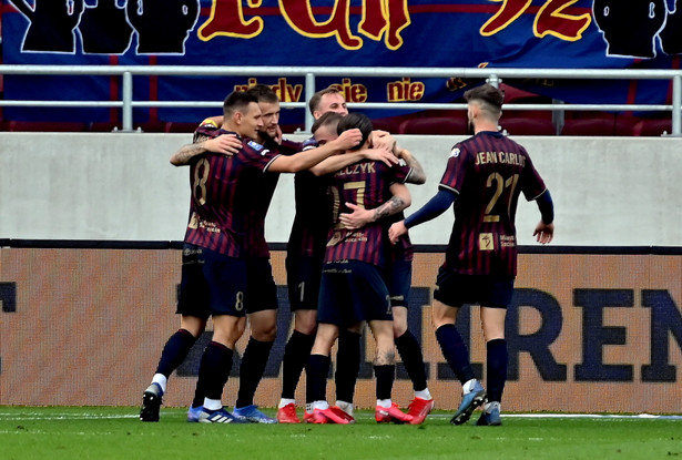Piłkarze Pogoni Szczecin cieszą się z gola podczas meczu Ekstraklasy z Górnikiem Łęczna