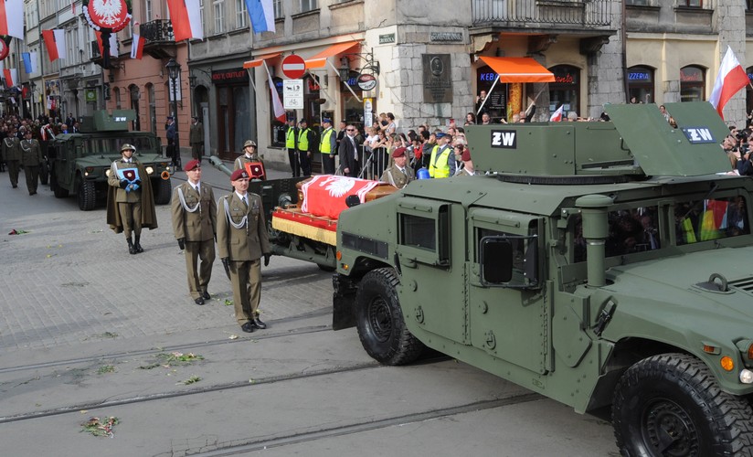 Trumna z ciałem prezydenta Lecha Kaczyńskiego