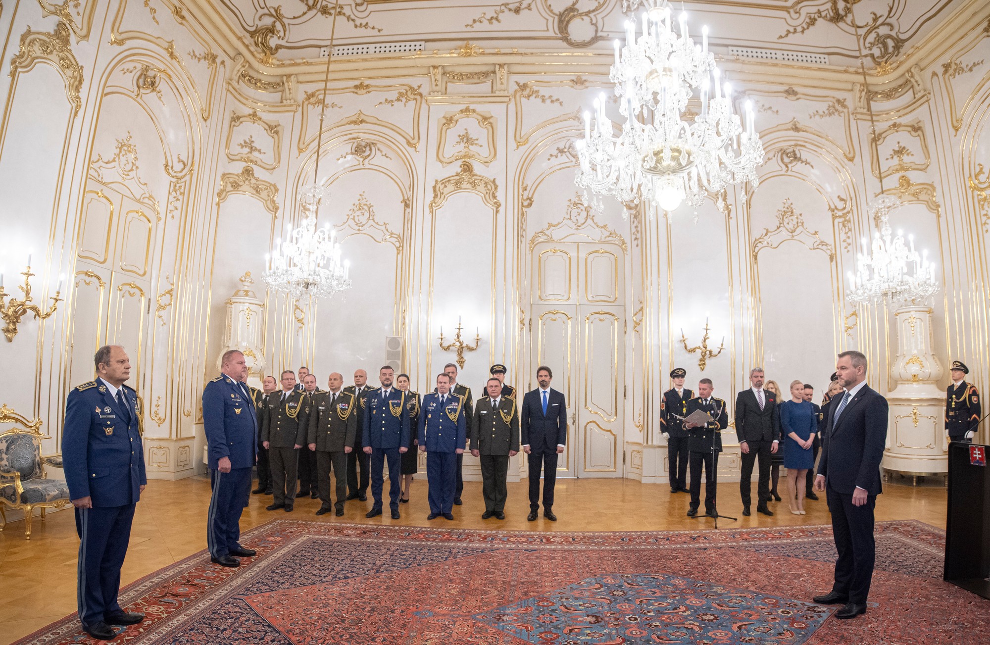 Prezident sa rozlúčil s dvoma generálmi.