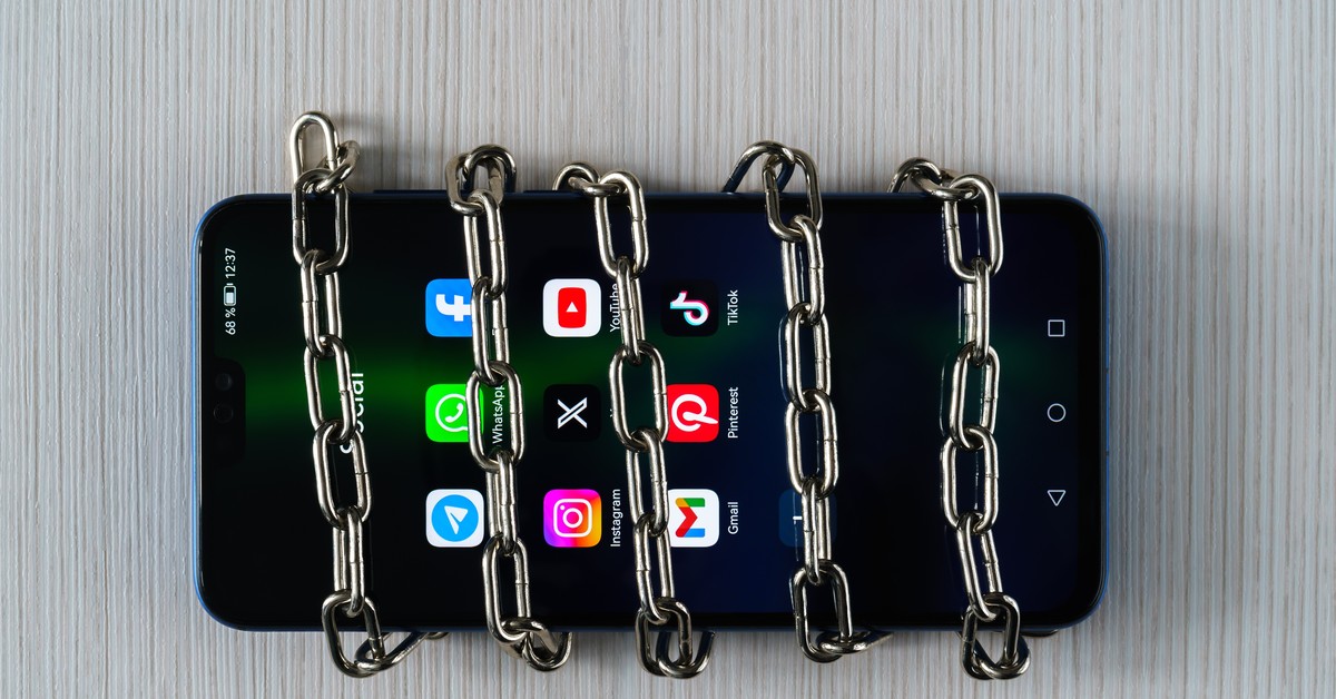 Zakaz używania smartfonów w szkołach. Rewolucja w polskiej edukacji?