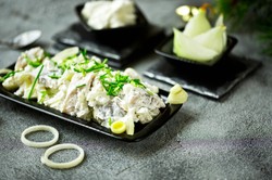 Sałatka śledziowa siostry Anastazji. Idealna na święta i każde przyjęcie