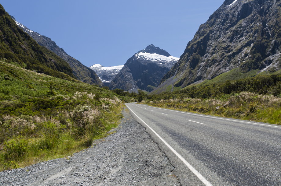 Droga dojazdowa do zatoki Milforda w Nowej Zelandii jest reklamowana jako jedna z najpiękniejszych tras samochodowych na świecie. Wiedzie przez Park Narodowy Fiordland i zabiera turystów z Te Anau do Milford Sound, głównych szlaków turystycznych np. doliny Eglinton i jeziora Mirror.