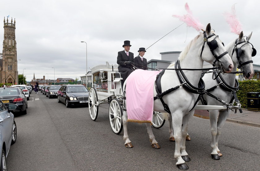 Żałobnicy ubrani na różowo i bańki mydlane. Wystawny pogrzeb zamordowanej 6-latki